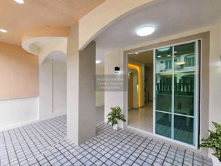 À vendre 5 chambres maison de ville à Bang Bua Thong, Nonthaburi