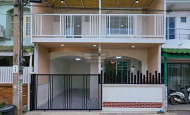 À vendre 5 chambres maison de ville à Bang Bua Thong, Nonthaburi