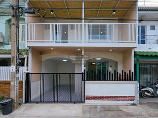 À vendre 5 chambres maison de ville à Bang Bua Thong, Nonthaburi