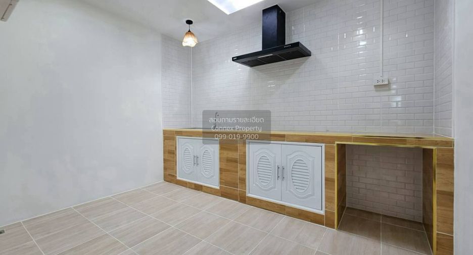 À vendre 5 chambres maison de ville à Bang Bua Thong, Nonthaburi