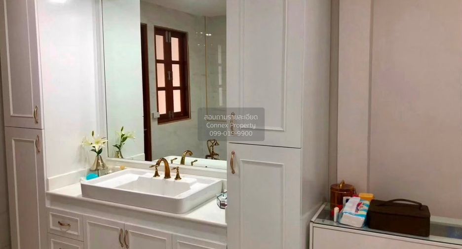 For sale 3 bedrooms townhouse in Huai Khwang, Bangkok