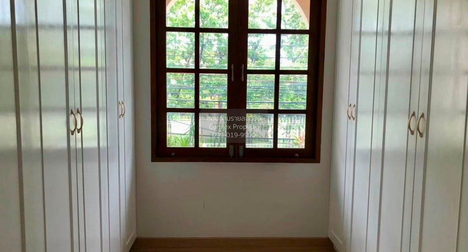 For sale 3 bedrooms townhouse in Huai Khwang, Bangkok