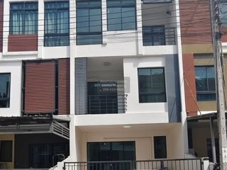 Casa adosada en venta de 3 habitaciones en Bang Bon, Bangkok