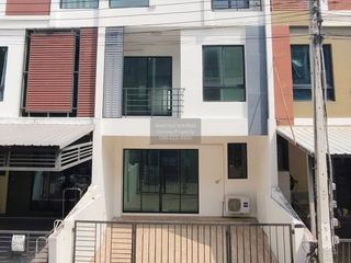 Casa adosada en venta de 3 habitaciones en Bang Bon, Bangkok
