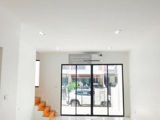 Casa adosada en venta de 3 habitaciones en Bang Bon, Bangkok