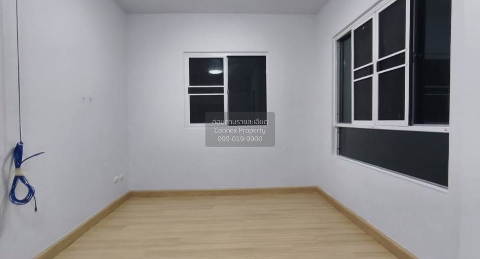 À vendre 3 chambres maison de ville à Krathum Baen, Samut Sakhon