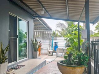 À vendre 3 chambres maison de ville à Krathum Baen, Samut Sakhon