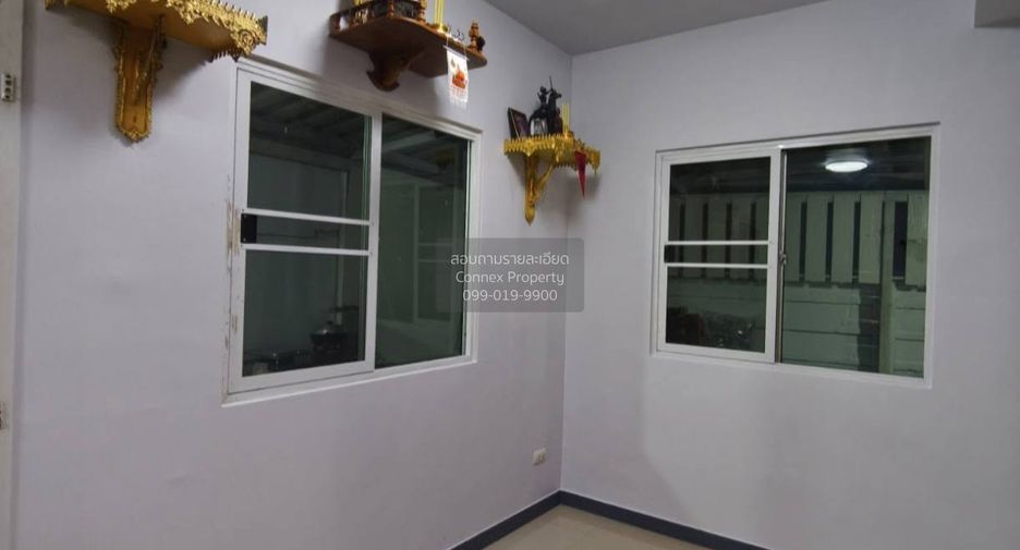 À vendre 3 chambres maison de ville à Krathum Baen, Samut Sakhon
