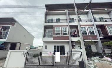 For sale 4 bedrooms townhouse in Sai Noi, Nonthaburi