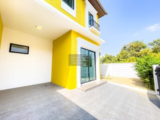 À vendre 3 chambres maison de ville à Krathum Baen, Samut Sakhon