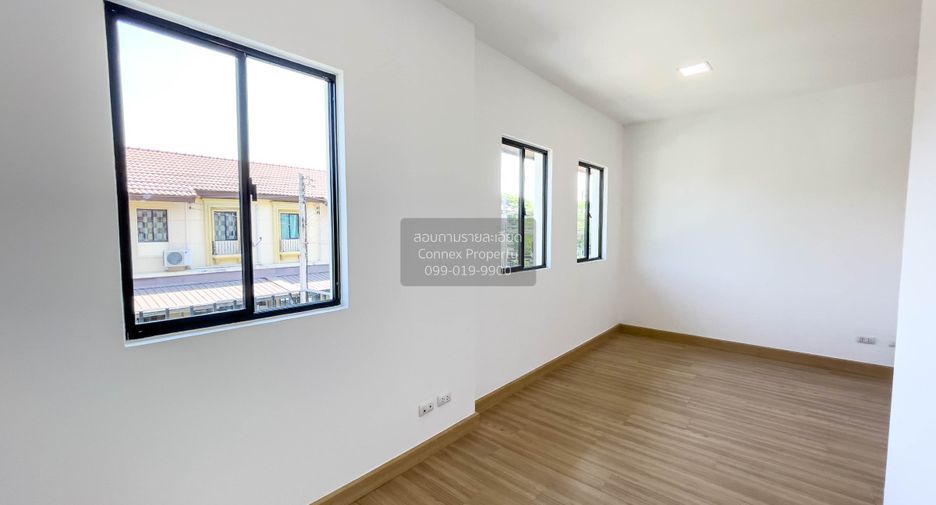 À vendre 3 chambres maison de ville à Krathum Baen, Samut Sakhon