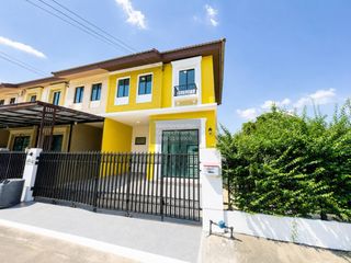 À vendre 3 chambres maison de ville à Krathum Baen, Samut Sakhon