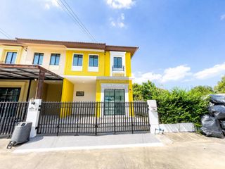 À vendre 3 chambres maison de ville à Krathum Baen, Samut Sakhon