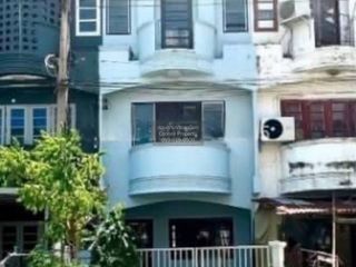 À vendre 5 chambres maison de ville à Krathum Baen, Samut Sakhon