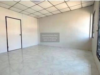À vendre 5 chambres maison de ville à Krathum Baen, Samut Sakhon