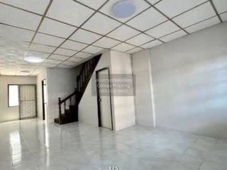 À vendre 5 chambres maison de ville à Krathum Baen, Samut Sakhon