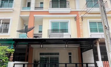À vendre 4 chambres maison de ville à Yan Nawa, Bangkok