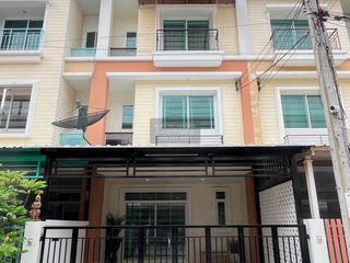 À vendre 4 chambres maison de ville à Yan Nawa, Bangkok