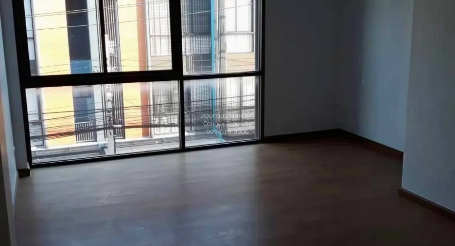 Casa adosada en venta de 4 habitaciones en Pak Kret, Nonthaburi