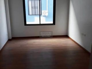 Casa adosada en venta de 4 habitaciones en Pak Kret, Nonthaburi