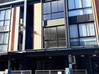 Casa adosada en venta de 4 habitaciones en Pak Kret, Nonthaburi