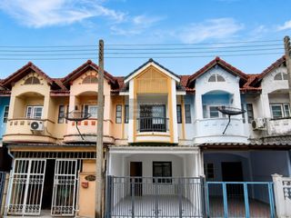 À vendre 3 chambres maison de ville à Krathum Baen, Samut Sakhon