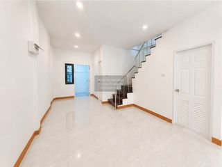 À vendre 3 chambres maison de ville à Krathum Baen, Samut Sakhon