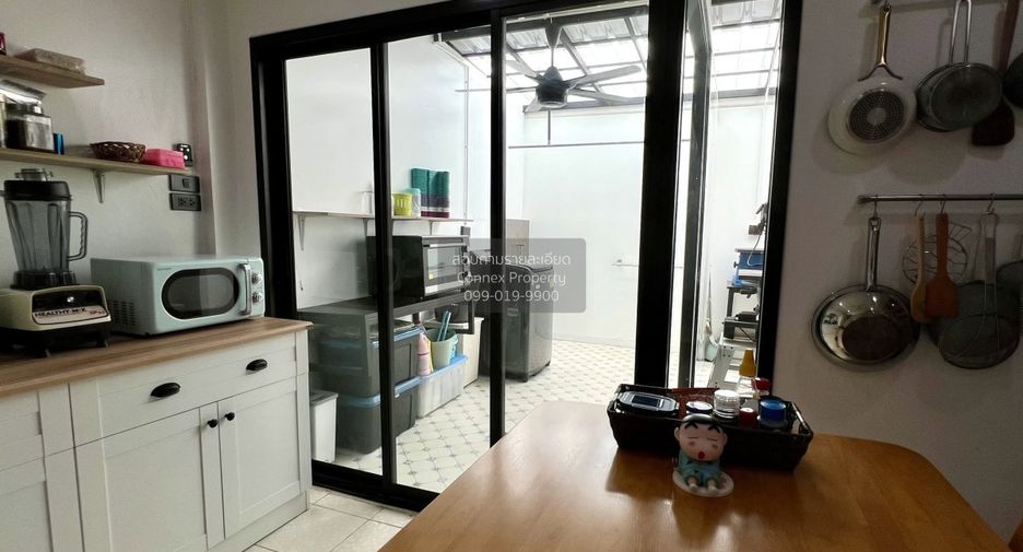 Casa adosada en venta de 3 habitaciones en Bang Khun Thian, Bangkok