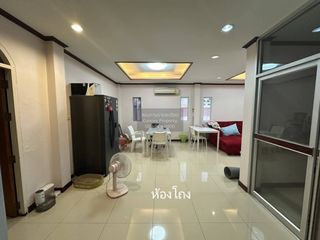 Haus zum Kauf mit 9 Zimmer in Chom Thong, Bangkok