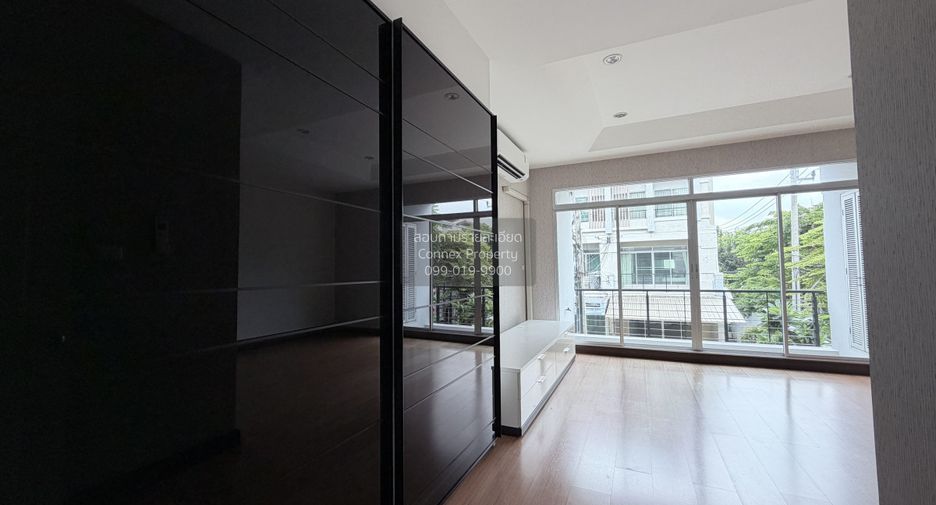 For sale 3 bedrooms townhouse in Prawet, Bangkok