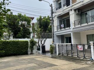 For sale 3 bedrooms townhouse in Prawet, Bangkok