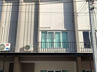 Casa adosada en venta de 3 habitaciones en Sai Mai, Bangkok