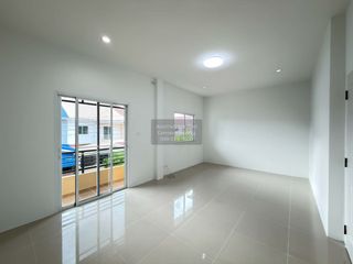 Casa adosada en venta de 4 habitaciones en Bang Khae, Bangkok