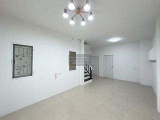 Casa adosada en venta de 4 habitaciones en Bang Khae, Bangkok