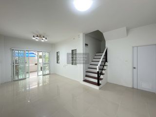 Casa adosada en venta de 4 habitaciones en Bang Khae, Bangkok