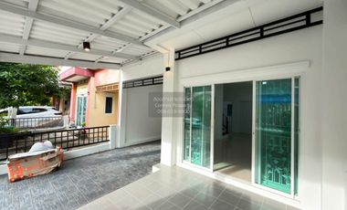 Casa adosada en venta de 4 habitaciones en Bang Khae, Bangkok