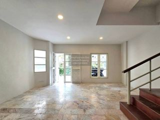 Casa adosada en venta de 4 habitaciones en Don Mueang, Bangkok
