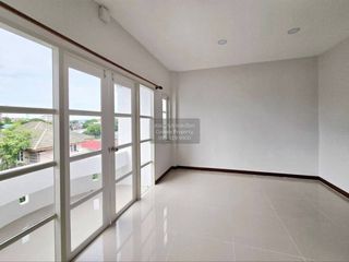 Casa adosada en venta de 4 habitaciones en Don Mueang, Bangkok