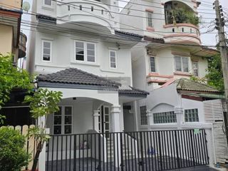 Casa adosada en venta de 4 habitaciones en Don Mueang, Bangkok