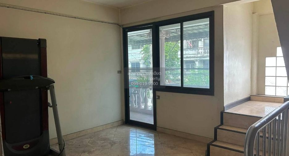 Casa adosada en venta de 3 habitaciones en Bang Khae, Bangkok