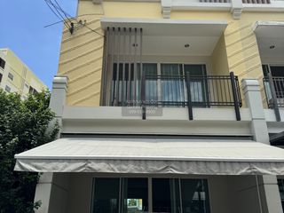 Casa adosada en venta de 3 habitaciones en Bang Khen, Bangkok