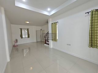 Casa adosada en venta de 3 habitaciones en Pak Kret, Nonthaburi