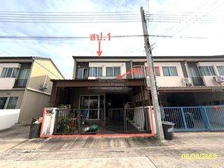 Casa adosada en venta de 3 habitaciones en Bang Phli, Samut Prakan