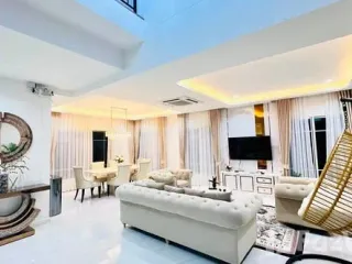 À louer 5 chambres maison à Bang Na, Bangkok