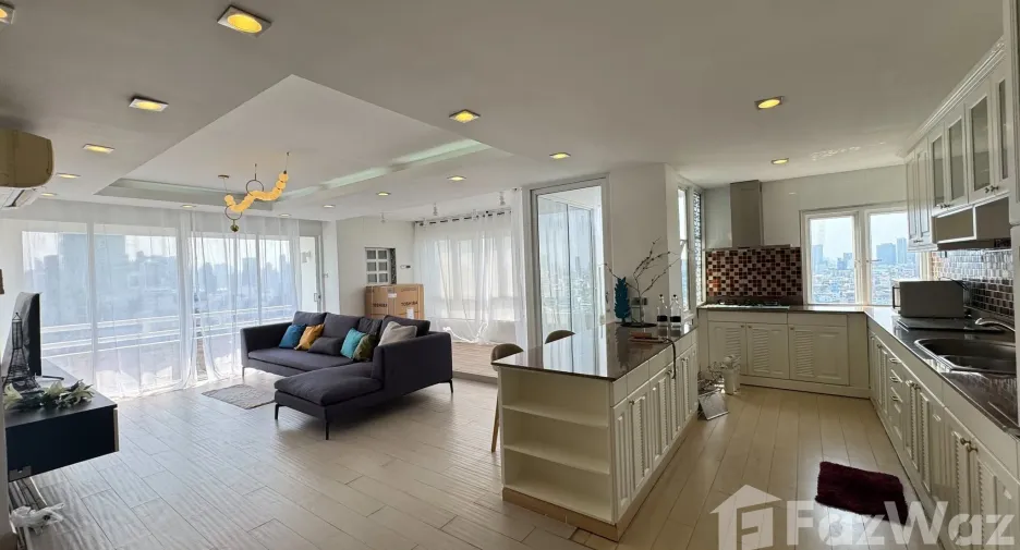 Condo en alquiler de 3 habitaciones en Huai Khwang, Bangkok