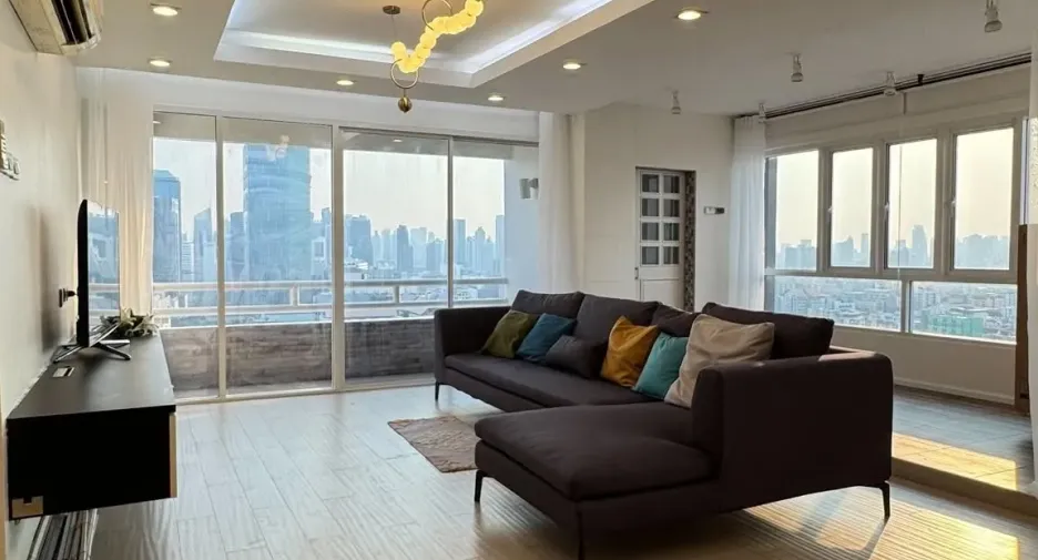 Condo en alquiler de 3 habitaciones en Huai Khwang, Bangkok