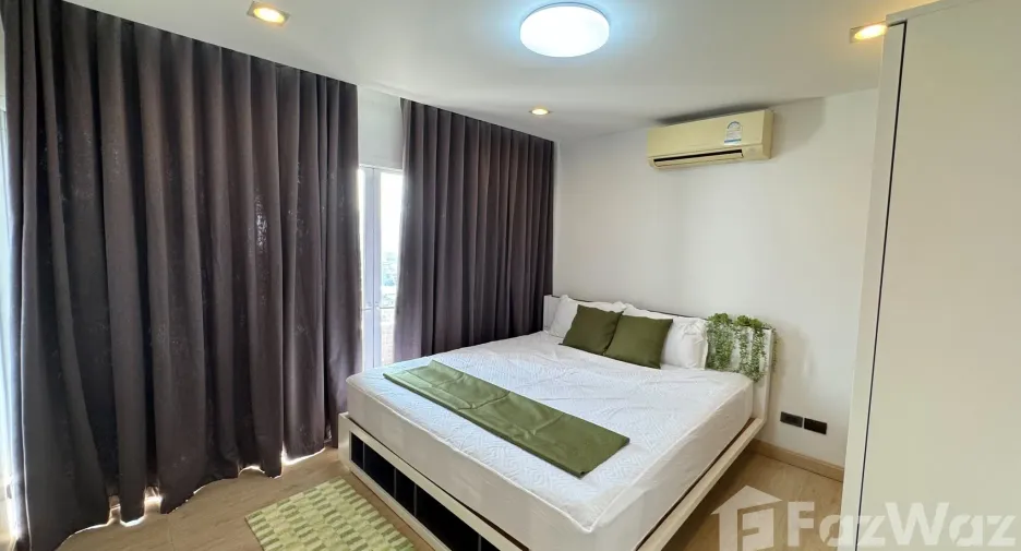Condo en alquiler de 3 habitaciones en Huai Khwang, Bangkok