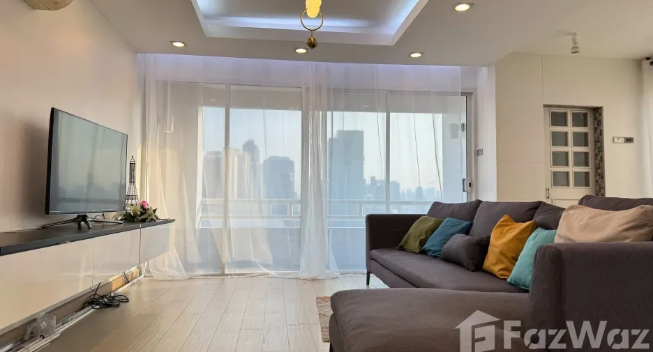Condo en alquiler de 3 habitaciones en Huai Khwang, Bangkok