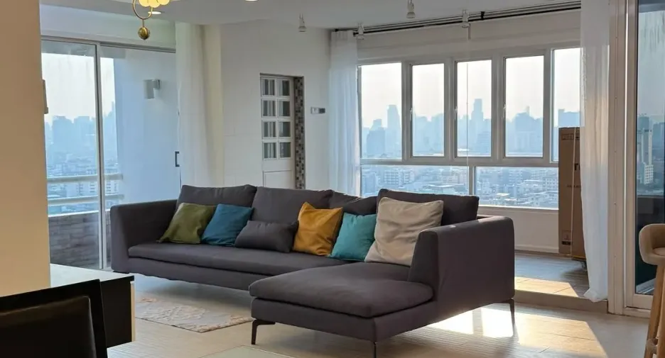 Condo en alquiler de 3 habitaciones en Huai Khwang, Bangkok