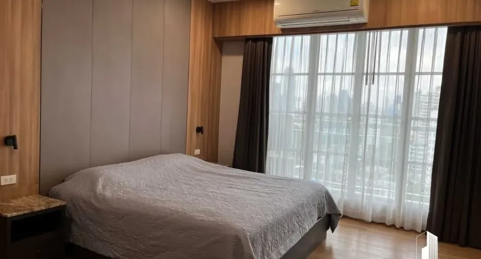 For rent 3 bedrooms condo in Khlong Toei, Bangkok